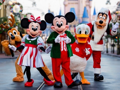 Saiba tudo sobre as festas de Natal 2025, desfiles, shows e decorações nos parques!